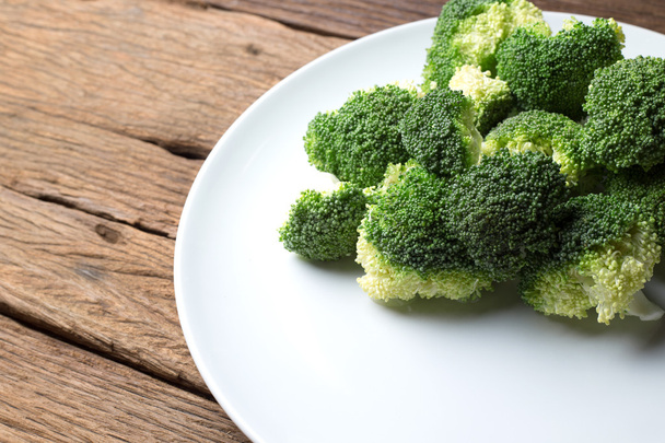 Frischer Brokkoli in weißem Teller geschnitten gesund natürliche saubere Nahrung Gemüse auf Holz Hintergrund - Foto, Bild