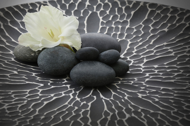Spa stenen met bloem - Foto, afbeelding