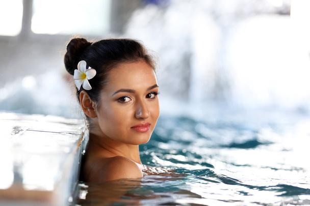 Beautiful young woman at swimming pool - Foto, Imagen