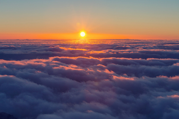 Hermosa puesta de sol Sobre las nubes
 - Foto, Imagen