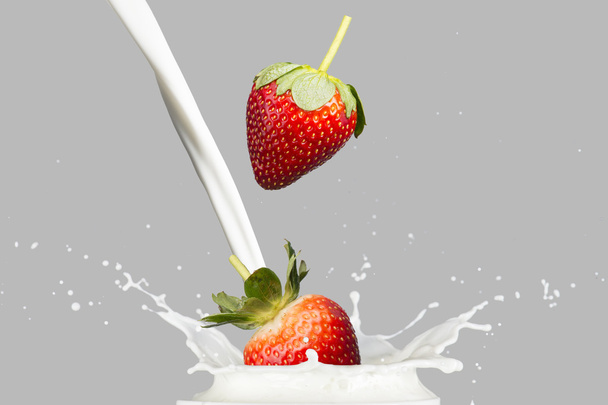 Strawberries Falling On Milk Splash - Foto, Imagem