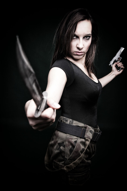 Sexy young woman long hair - gun knife - Foto, afbeelding