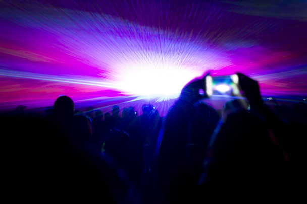 Pokaz laserowy strony promienie przed smartphone filmowanie wideo - Zdjęcie, obraz