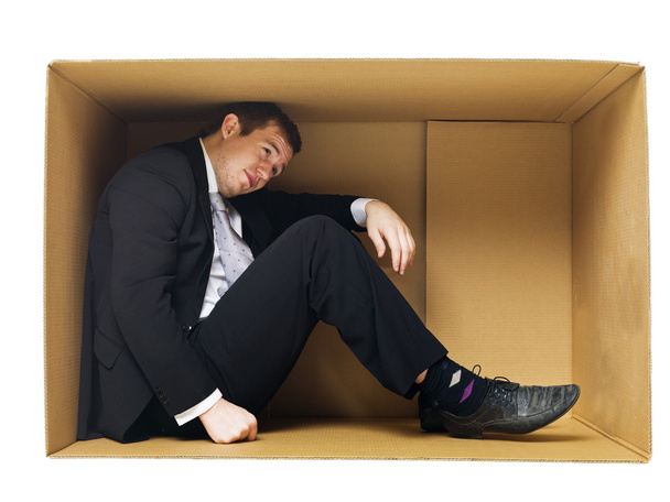 Businessman in a tight cardboard - Foto, afbeelding