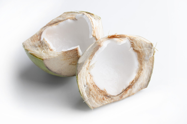 Halve groene kokosnoot geïsoleerd - Foto, afbeelding