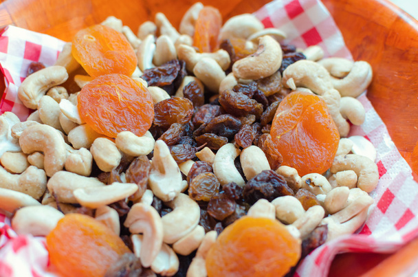 damascos secos, caju, passas secas e amendoins em uma tigela
 - Foto, Imagem
