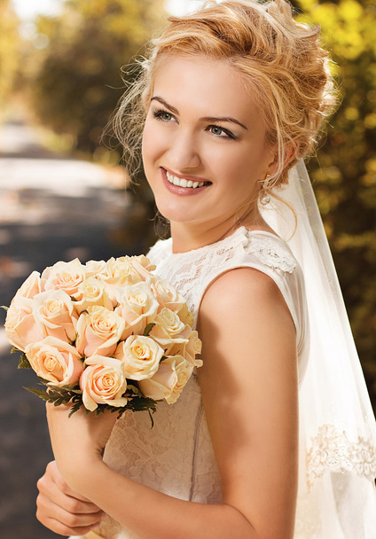 Портрет красивой улыбающейся счастливой невесты
. - Фото, изображение