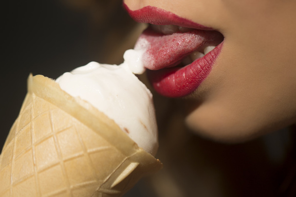 Female open mouth with ice cream - Fotoğraf, Görsel