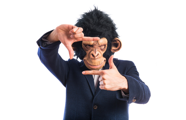 Человек-обезьяна концентрируется пальцами
 - Фото, изображение