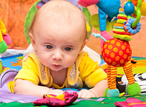 Bebek Bebek salonda oynuyor - Fotoğraf, Görsel