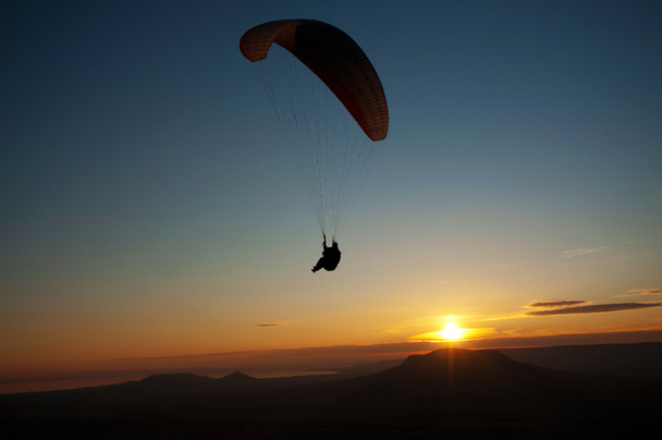 Paraglider in zonsondergang - Foto, afbeelding