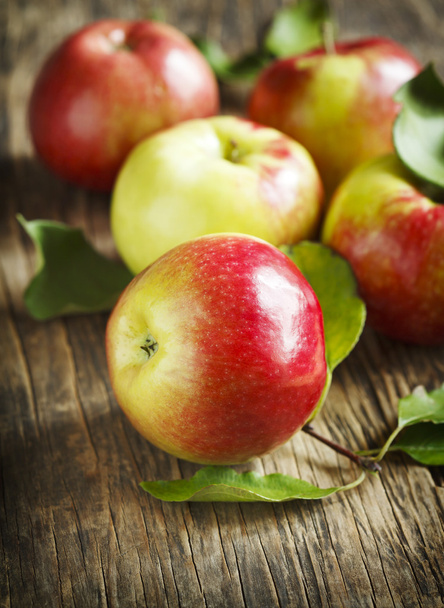 Organic fresh apples with leaves on wooden background - Φωτογραφία, εικόνα