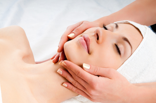 mulher recebendo massagem facial - Foto, Imagem