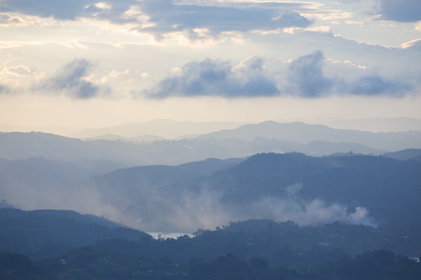 Ηλιοβασίλεμα και τα βουνά στο Guatape στο νομό Αντιόχειας της Κολομβίας - Φωτογραφία, εικόνα