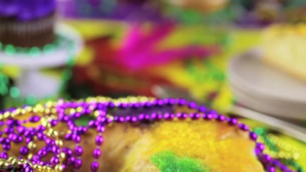 King cake at table decorated for Mardi Gras - Footage, Video