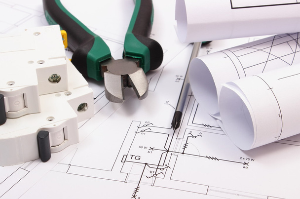 Werkzeuge, elektrische Sicherung und Rollen von Diagrammen auf Bauzeichnung des Hauses - Foto, Bild