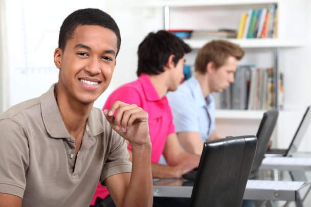 Estudante afro-americano trabalhando em seu laptop
 - Foto, Imagem