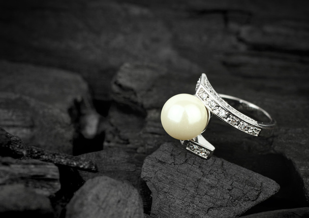 jewelry with brilliant and pearl on dark coal background, soft - Foto, afbeelding