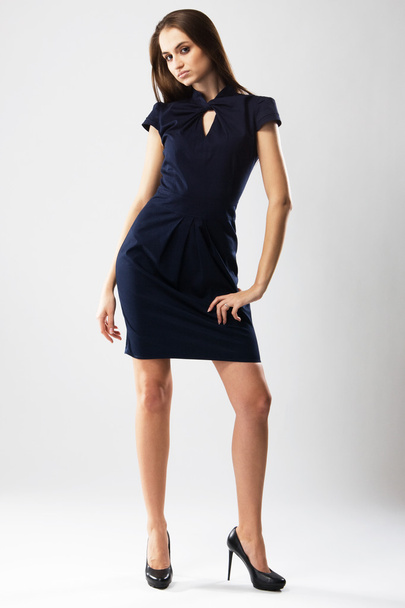 όμορφη μόδας μοντέλο σε αυστηρή μπλε φόρεμα - Φωτογραφία, εικόνα