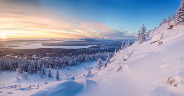 Paisaje invernal con esquís al amanecer
 - Foto, imagen