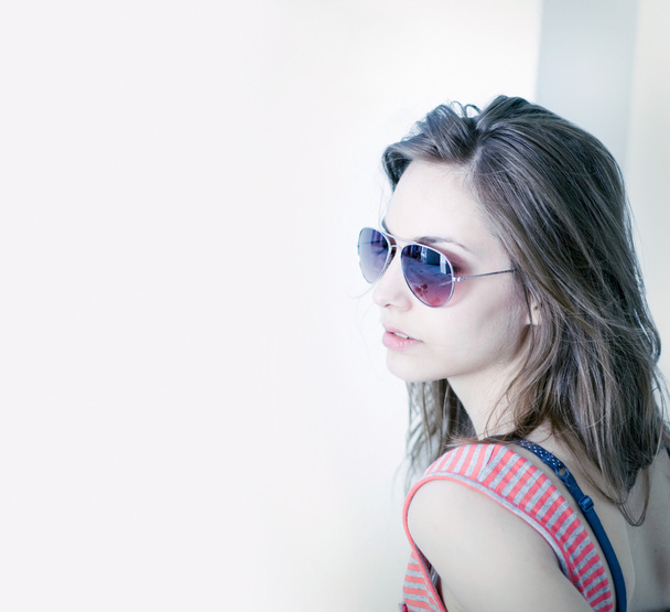 Grunge styled portrait of gorgoeus young brunette in sunglasses. - Photo, Image