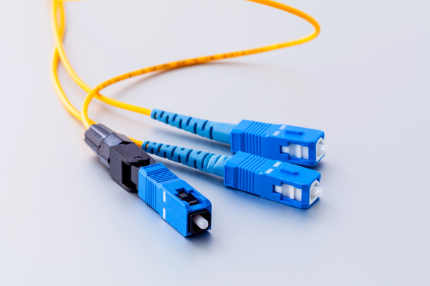 Conectores de fibra óptica foto simbólica para una conexión rápida a Internet
 - Foto, Imagen