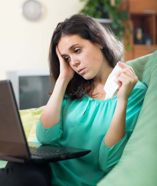 Sad  woman  using  laptop - Foto, Imagen