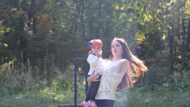 Mom and baby daughter for a walk in the autumn - Footage, Video