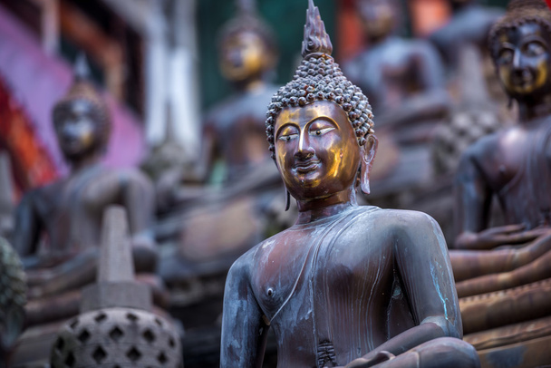 Buddha patsaat temppelissä
 - Valokuva, kuva