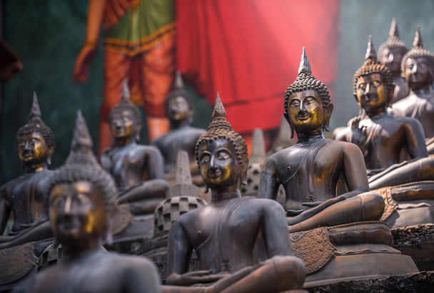 Buddha-szobrok a templomban - Fotó, kép