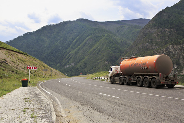 Petrolero en Chuysky Trakt en la República de Altai
. - Foto, Imagen