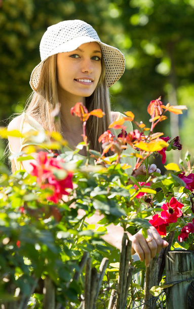 Female florist in the garden - Foto, imagen