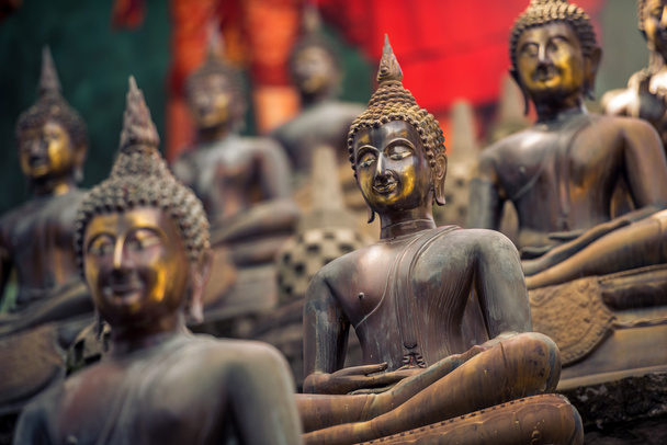 Estatuas de Buda en el templo
 - Foto, Imagen