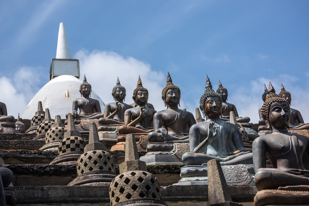 Estatuas de Buda en el templo
 - Foto, imagen