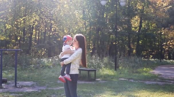 秋の散歩のためのママと赤ちゃんの娘 - 映像、動画