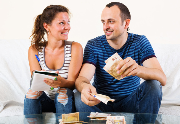 Sly esposa pedindo dinheiro do homem sorrindo - Foto, Imagem