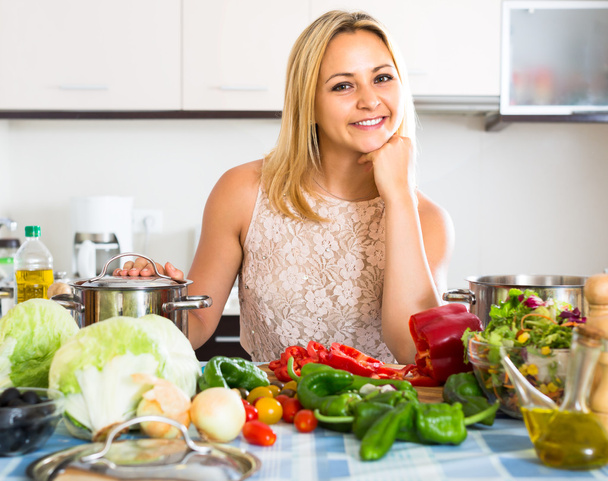 Smiling woman with veggies - Foto, Imagem