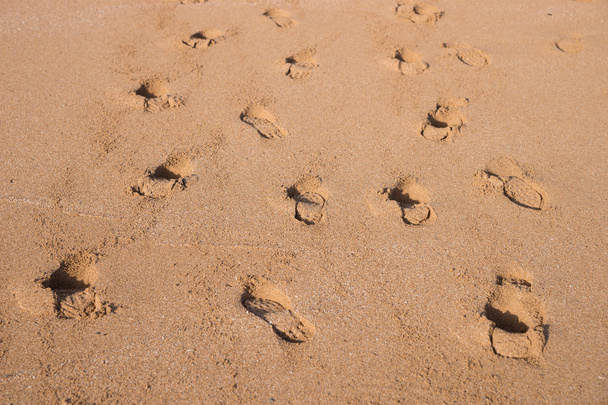 Следы человека на песке на пляже
 - Фото, изображение