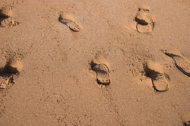 Ludzkie ślady w piasku na plaży - Zdjęcie, obraz