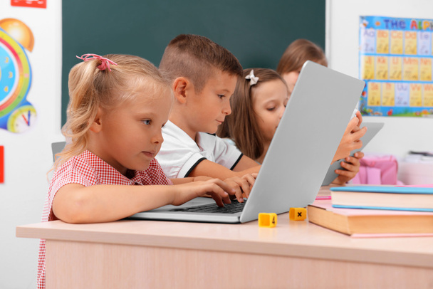 Group of children at laptop  - Foto, Bild