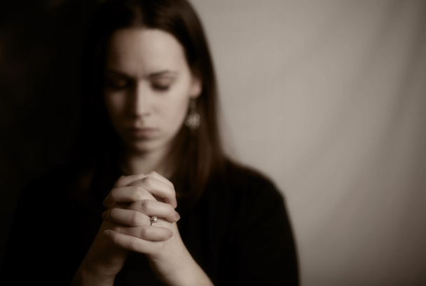 Vrouw biddend - Foto, afbeelding