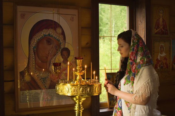 教会で祈っているロシア女性 - 写真・画像