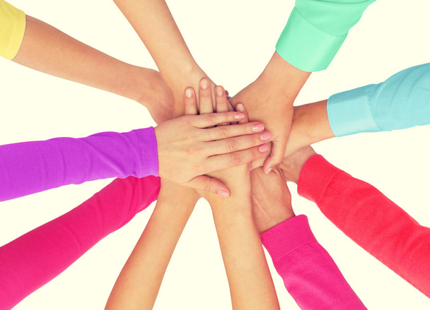 Close up van vrouwen handen bovenop in regenboog kleren - Foto, afbeelding