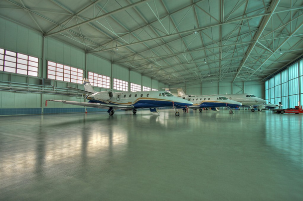 Hangar met drie vliegtuigen - Foto, afbeelding