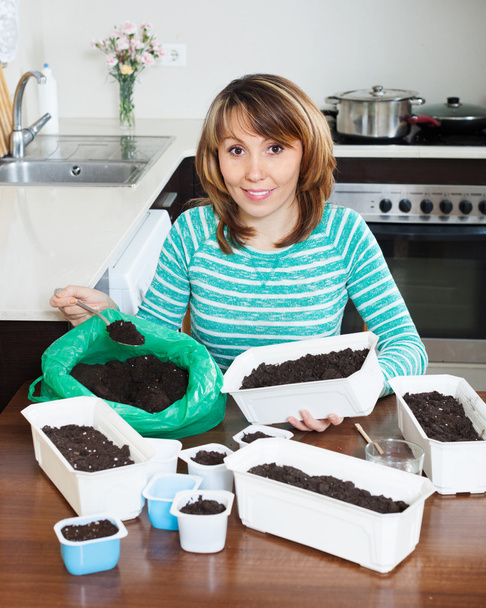 woman making soil for seedling - Foto, Imagen