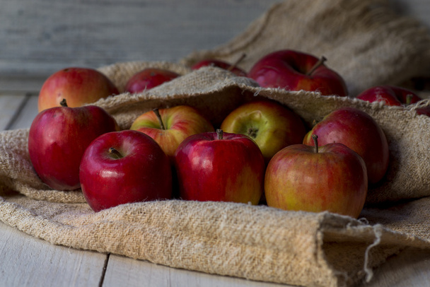 Зрізати червоні яблука на столі
 - Фото, зображення