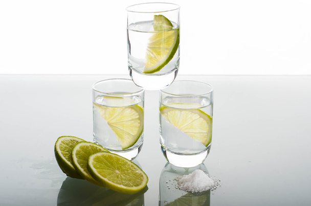 Drie shots van wodka met kalk - Foto, afbeelding