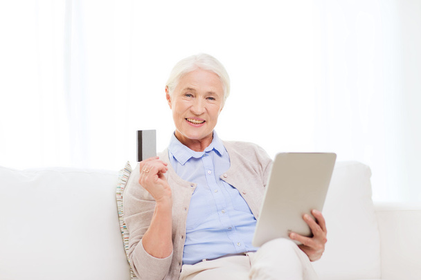 senior woman with tablet pc and credit card - Фото, изображение