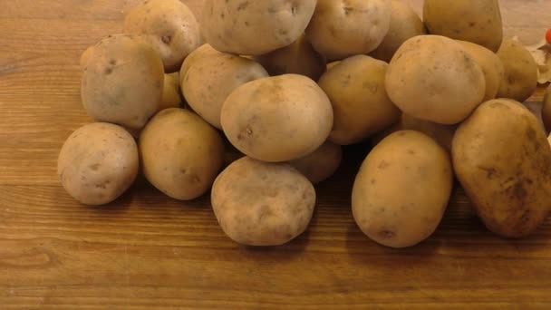 φρέσκιες πατάτες σε ρουστίκ ξύλινα φόντο - Πλάνα, βίντεο