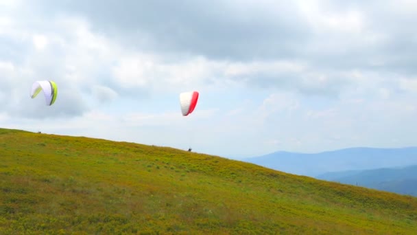 Paraglider flying high in the mountains - Footage, Video